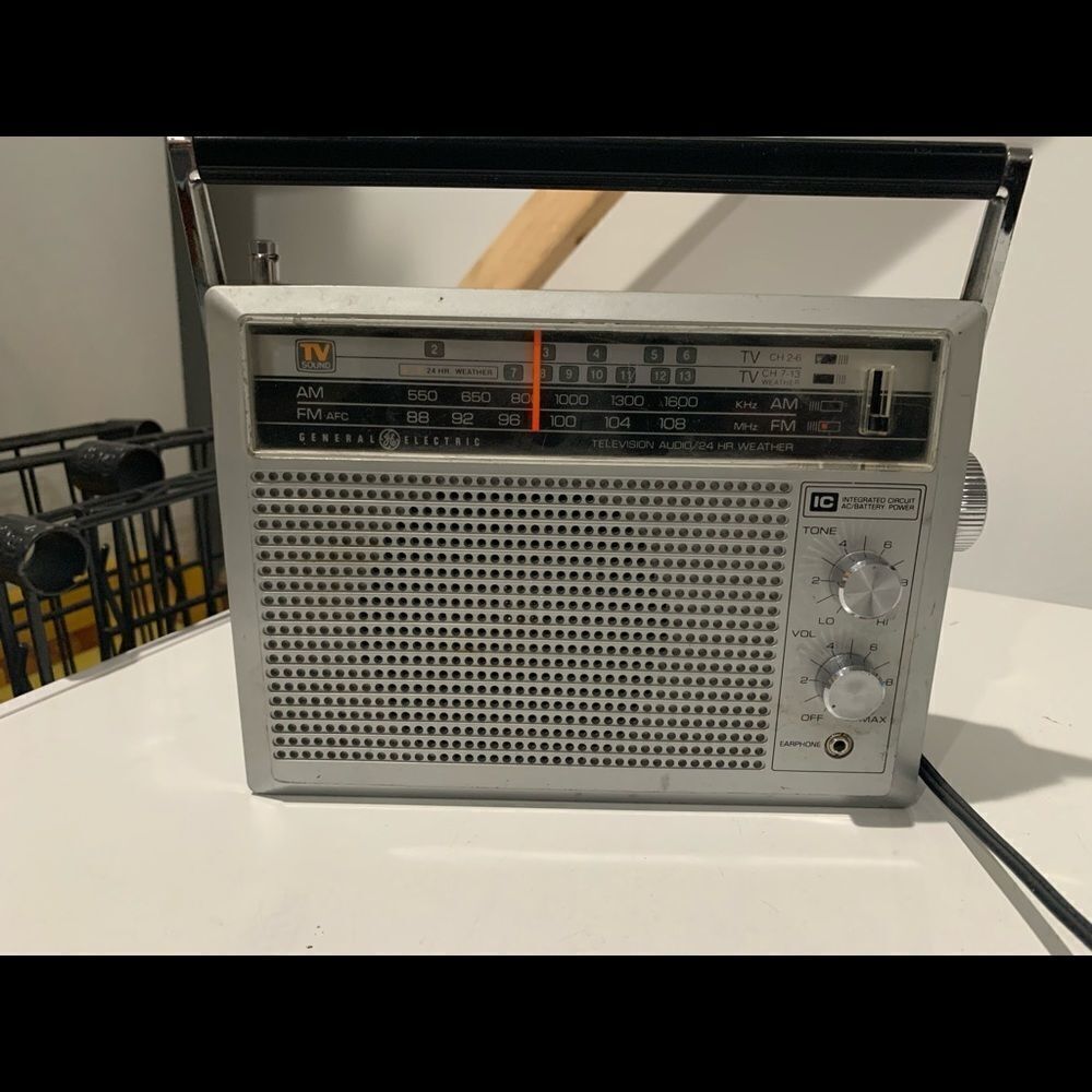General Electric AM/FM Portable Radio Model 7-2940